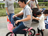 教女儿骑自行车