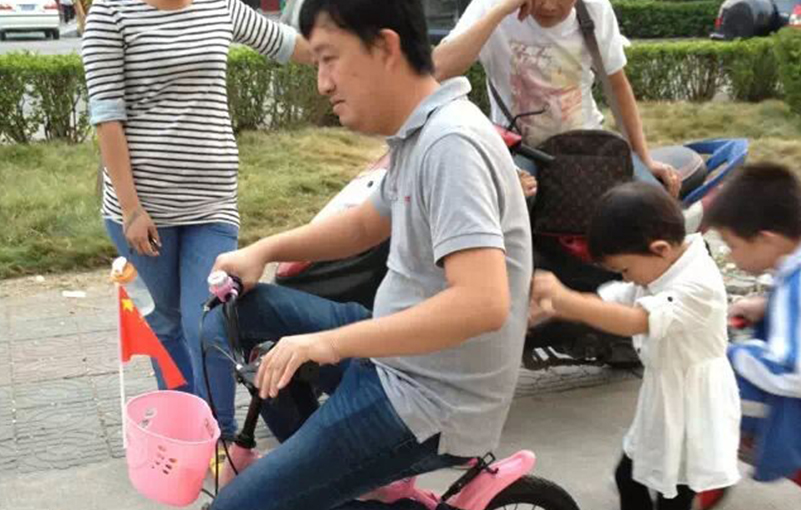 教女儿骑车 大图.jpg
