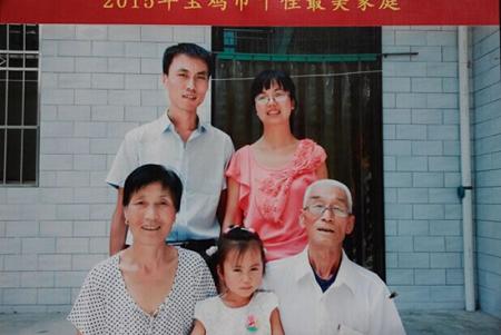 89杨莉娜家庭三代共五口人，她2009年嫁入凤翔县柳林镇干河村.jpg