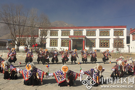 藏民表演民族舞蹈.jpg