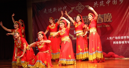 充满民族风情的新疆舞表演.jpg