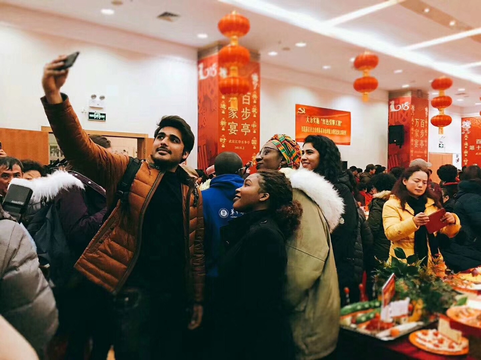 武汉社区居民与外国友人共享“万家宴”过小年