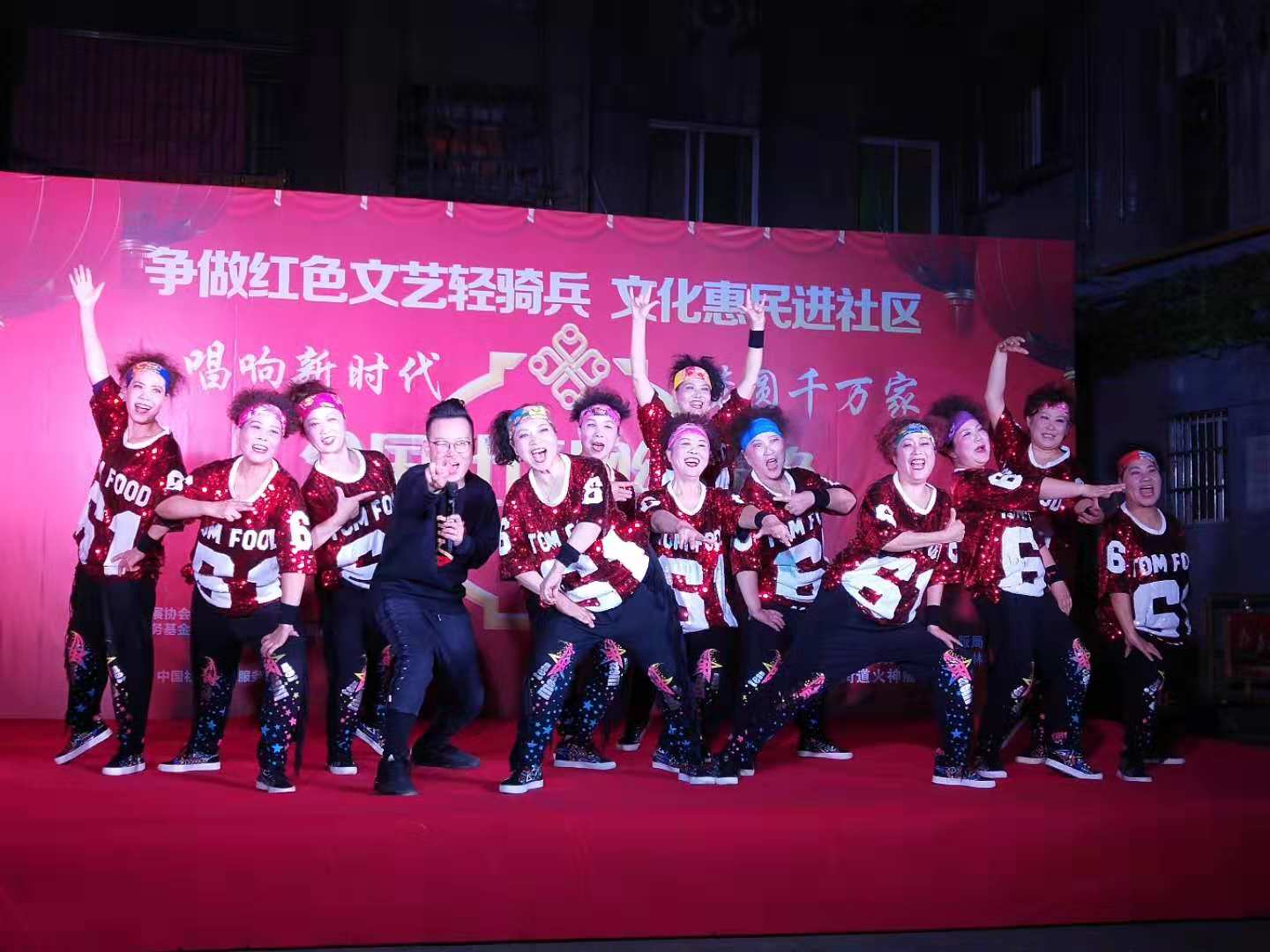 俏奶奶街舞团在专场上表演《潮妈炫舞》.jpg