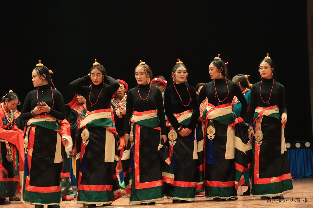 独具特色的藏族舞蹈.jpg