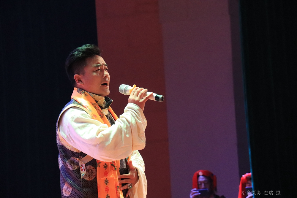 藏族歌手带来歌曲《嘎萨梅朵永泽》.jpg