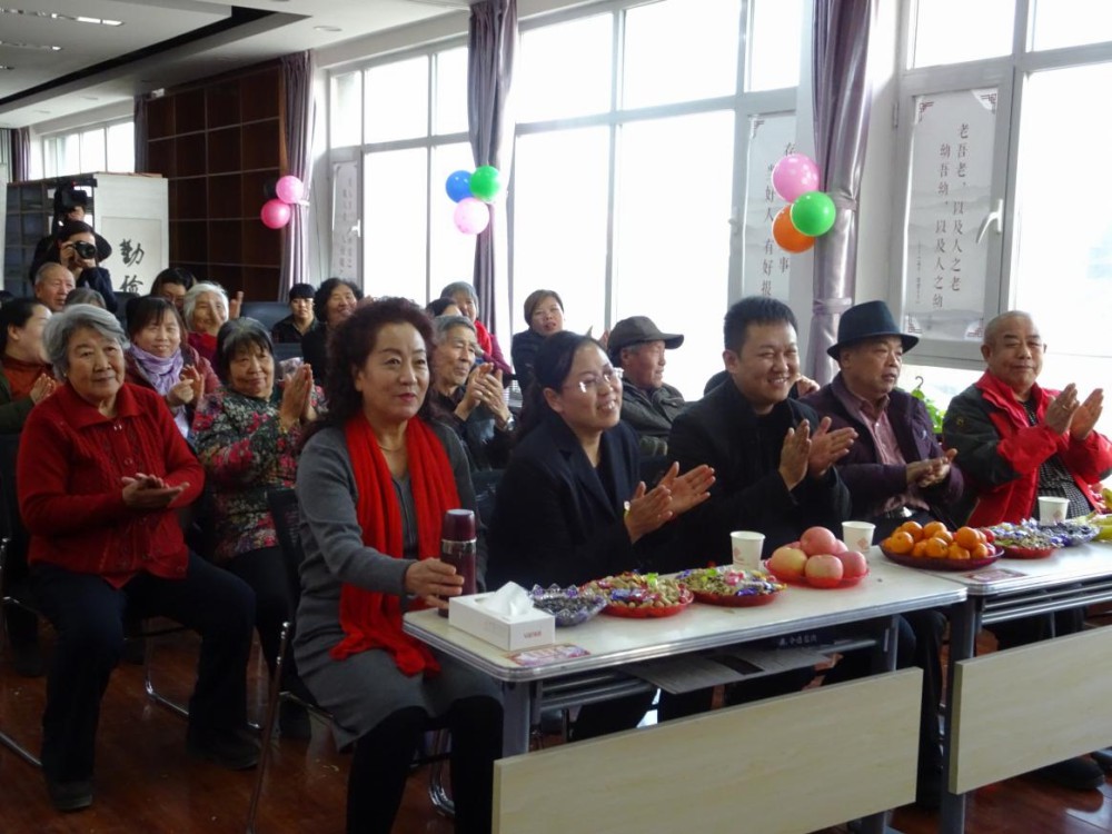 现场居民观看表演.jpg