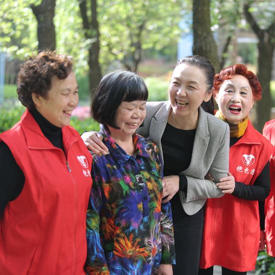 王波与抱抱团_副本.jpg